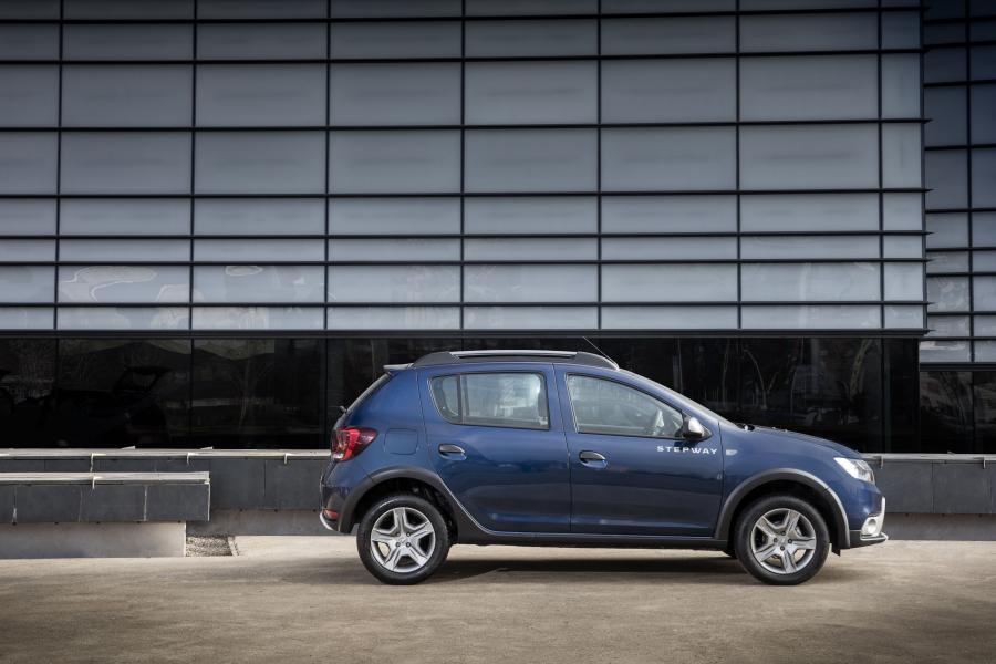  Dacia Sandero Stepway 2017 года  (UK) (фото 4 из 30)